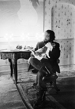 Kubrick con gato en el plató de La naranja mecánica