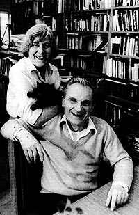 Margherita Hack, su marido Aldo de Rosa y un gato negro en 1987