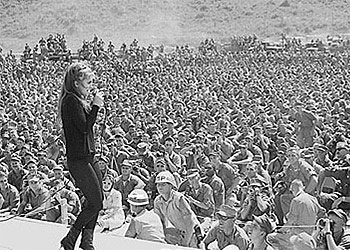 Cantando ante los soldados en Vietnam (Gira 1968-69)