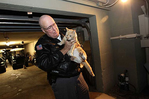 El guarda de seguridad Gary Reno con Candy