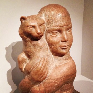 Dahlov, la hija del artista, con un gato