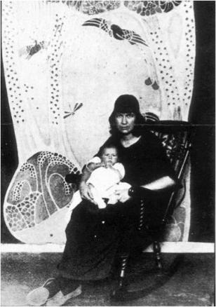 Marguerite e hija ante una de sus creaciones