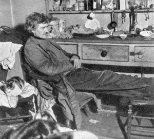 Descansando en su estudio sótano