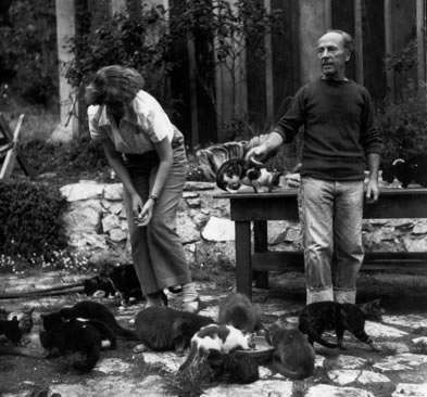 Edward y Charis con gatos