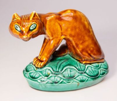 Gato de cerámica policromada de frente (1917)