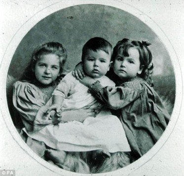 Josephine, John y Elsie, los hijos de Carrie y Rudyard Kipling